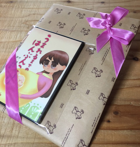 出産祝いのおススメのラッピング：テディベアの包装紙にピンクのリボン